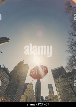 Panneau d'arrêt point de vue bas Banque D'Images