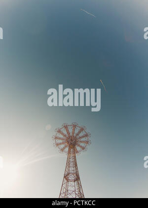 Vieux parachutes ride sur Coney Island, New York Banque D'Images