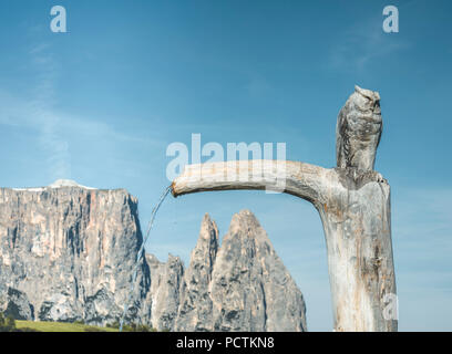 L'Europe, Italie, Bolzano, le Tyrol du Sud, à l'Alpe di Siusi - Alpe di Siusi. Refuges de montagne traditionnel sur l'Alpe di Siusi Meadows, dans l'arrière-plan le Sciliar, Dolomites Banque D'Images