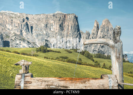 L'Europe, Italie, Bolzano, le Tyrol du Sud, à l'Alpe di Siusi - Alpe di Siusi. Refuges de montagne traditionnel sur l'Alpe di Siusi Meadows, dans l'arrière-plan le Sciliar, Dolomites Banque D'Images