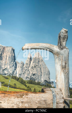 L'Europe, Italie, Bolzano, le Tyrol du Sud, à l'Alpe di Siusi - Alpe di Siusi. Refuges de montagne traditionnel sur l'Alpe di Siusi Meadows, dans l'arrière-plan le Sciliar, Dolomites Banque D'Images