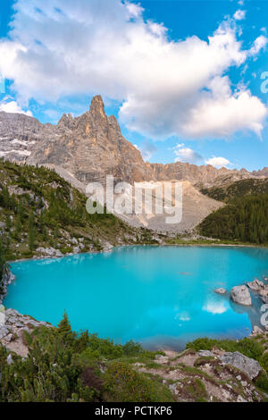 L'eau turquoise du lac Sorapiss et la montagne Dito di Dio (doigt de Dieu), Dolomites, Cortina d' Ampezzo, Padova, Veneto, Italie Banque D'Images