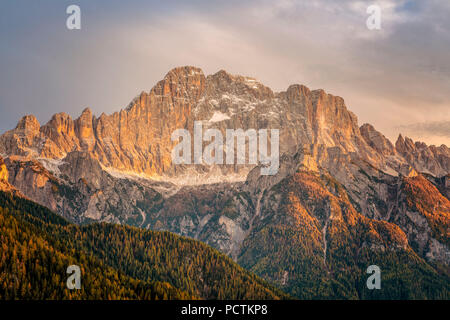 Monte Civetta, coucher du soleil la lumière sur le mur nord-ouest, Dolomites, Alleghe, Padova, Veneto, Italie Banque D'Images