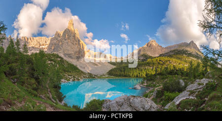 L'eau turquoise du lac Sorapiss et la montagne Dito di Dio (doigt de Dieu), Dolomites, Cortina d' Ampezzo, Padova, Veneto, Italie Banque D'Images