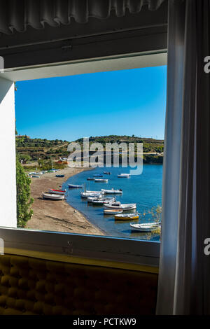 Paysage et de bateaux dans la ville de Portlligat, où le peintre surréaliste Salvador Dali a vécu. Banque D'Images