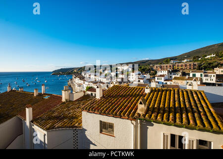 Le village de pêcheurs de Cadaqués est l'une des principales destinations touristiques de la Costa Brava, dans la province de Gérone en Catalogne Espagne Banque D'Images