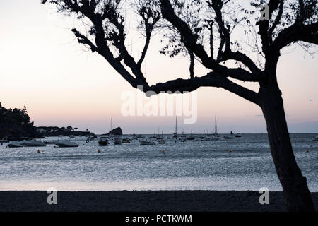 Lever du soleil dans le village de Cadaques au nord de la Costa Brava dans le réservoir naturel du Cap de Creus dans la province de Gérone en Catalogne Espagne Banque D'Images