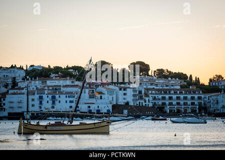 Lever du soleil dans le village de Cadaques au nord de la Costa Brava dans le réservoir naturel du Cap de Creus dans la province de Gérone en Catalogne Espagne Banque D'Images