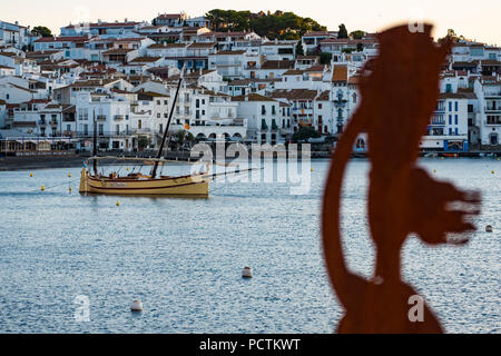 Lever du soleil dans le village de Cadaques au nord de la Costa Brava dans le réservoir naturel du Cap de Creus dans la province de Gérone en Catalogne Espagne Banque D'Images