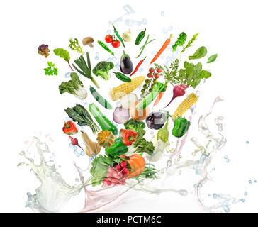 L'alimentation saine avec de l'eau splash sur fond blanc Banque D'Images