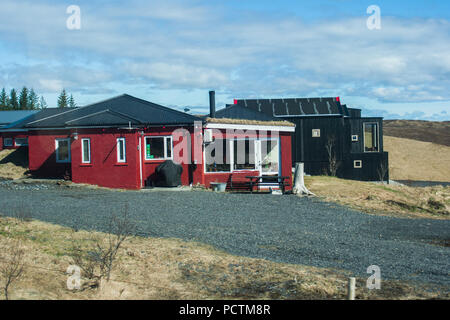 Ancienne église de style sur fond de paysage d'Islande. Bâtiment blanc avec toit rouge sur fond ciel nuageux Banque D'Images