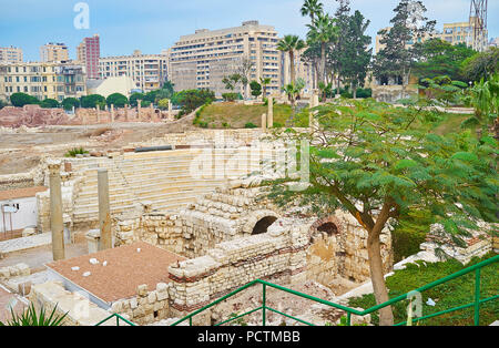 Le site de l'ancien amphithéâtre romain est entouré de jardins luxuriants, d'aménagements pour protéger les anciennes ruines d'une ville de la poussière et du bruit, Alexandri Banque D'Images