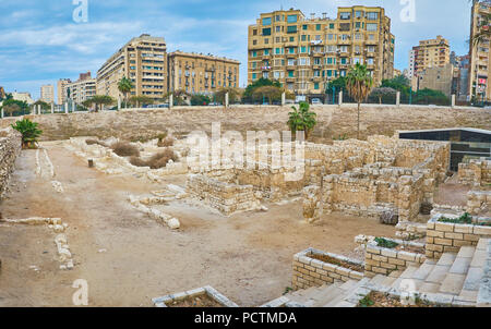 Panorama du village en ruines Romaines Ad Dikka Kom site archéologique avec des murs en pierre préservé des villas anciennes, Alexandrie, Egypte. Banque D'Images