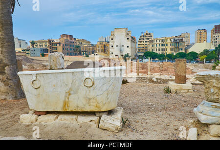 La baignoire en marbre romain bien conservé est l'un des artefacts dans Ad Dikka Kom site archéologique, Alexandrie, Egypte. Banque D'Images