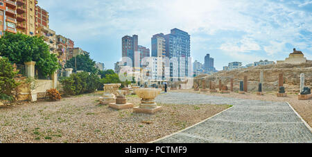 Panorama du site archéologique Al Amoud Sawari avec ruines de Serapeum et la colonne de Pompée, entouré de tours d'habitation à forte densité de population de Banque D'Images