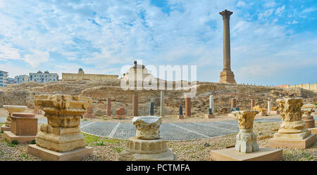 La grande colonne de Pompée avec sphinx statue devant elle et ruines de l'antique Temple Serapeum sur territoire d'Al Amoud Sawari site archéologique, Banque D'Images