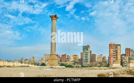 Panorama du Serapeum avec ruines de la colonne de Pompée et les tours de residntial Karmouz sur l'arrière-plan, Al Amoud Sawari site archéologique, Alexan Banque D'Images