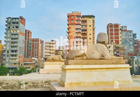 La scène urbaine de deux statues de sphinx sur l'avant-plan, Al Amoud Sawari site archéologique, Alexandrie, Egypte. Banque D'Images