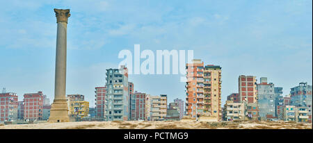 Panorama de Karmouz boîtier avec grande colonne de Pompée et le Serapeum ruines sur le premier plan, Al Amoud Sawari site archéologique, Alexandrie, Egypte. Banque D'Images