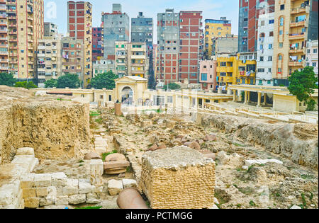 L'avis de Al Amoud Sawari site archéologique préservé avec fondation de Temple Serapeum et entrée principale sur l'arrière-plan, Alexandrie, Egypte. Banque D'Images