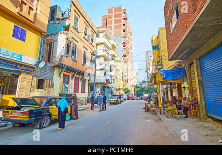 Alexandrie, Egypte - le 18 décembre 2017 : La rue de l'ancien et mauvais quartier Karmouz avec de vieilles maisons, bâtiments inachevés, récemment construit avec des voisins Banque D'Images