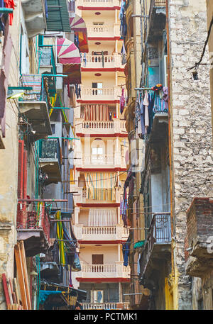 La rue étroite à El Labban quartier avec une vue sur la tour à travers les balcons miteux de vieux bâtiments, Alexandria, Egypte Banque D'Images