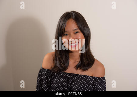 Portrait of asian woman dans un noir et blanc à pois bleu jeans et chemise shirt dot Banque D'Images