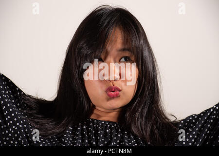 Portrait of asian woman dans un noir et blanc à pois bleu jeans et chemise shirt dot Banque D'Images