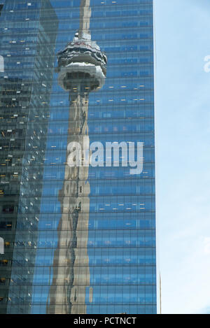 Toronto, Ontario, Canada. Reflet de la tour CN dans les fenêtres d'un bâtiment ; l'orientation verticale. Banque D'Images