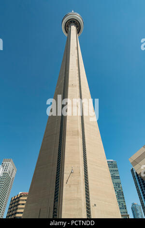 Toronto, Ontario, Canada. Jusqu'à la Tour du CN à partir de près de la base en été ; l'orientation verticale. Banque D'Images