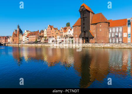 Grue du port de Gdansk, vue de la Zuraw - la plus grande grue médiévale en Europe aux côtés de la rivière Motlawa situé dans la vieille ville de Gdansk, Pologne. Banque D'Images