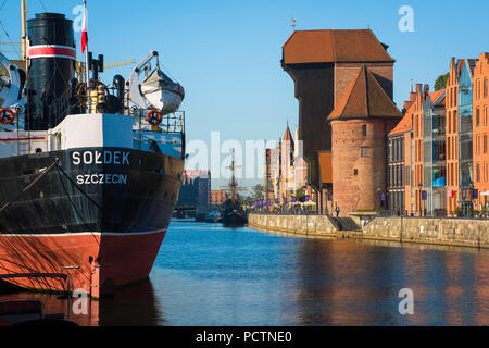 Gdansk rivière, vue sur le front de mer Motlawa dans la vieille ville historique de Gdansk, trimestre avec la grue médiévale géant Zuraw dans la distance, Pologne Banque D'Images