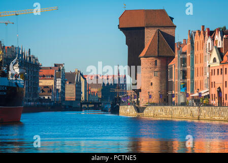 Grue de Gdansk Zuraw, vue de la Zuraw - la plus grande grue médiévale en Europe aux côtés de la rivière Motlawa situé dans la vieille ville de Gdansk, Pologne. Banque D'Images