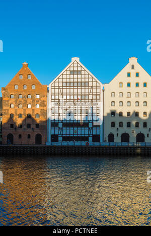 Musée maritime de Gdansk, vue sur la rivière Motlawa vers bâtiments comprenant le Musée National Maritime sur l'Île Olowianka, Gdansk, Pologne. Banque D'Images