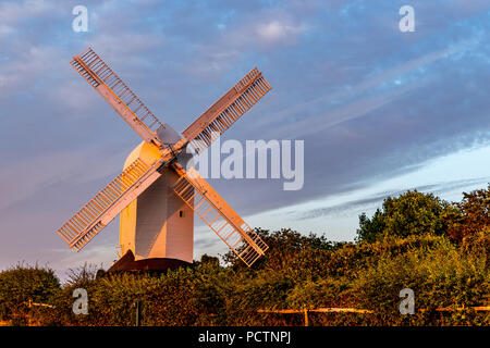 Moulin de Sussex, Jill, brille dans les rayons d'un soleil d'été. Jill est l'un des célèbre paire de moulins à vent - Jack & Jill à Clayton. Banque D'Images