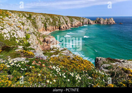 Pednvounder de falaises de porthcurno, Cornwall Banque D'Images