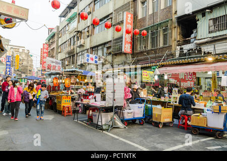 Taiwan - Taipei,mars 14,2015 : vue panoramique du marché nocturne de Raohe Street,vu les gens peuvent marcher et explorer autour de lui. Banque D'Images