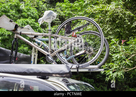 Transport de vélo - deux vélos sur le toit d'une voiture Banque D'Images