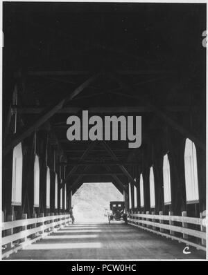 Alsea River Bridge, Gare 60, Section 9. Regardant à travers s'étend du sud. construction rigide montre et bien... - Banque D'Images