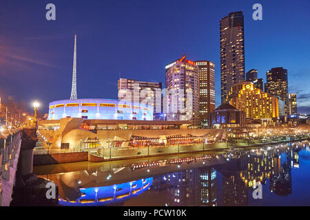 Gratte-ciel (Eureka Tower et Aquarium Sealife) à la rivière Yarra, paysage urbain, Melbourne, Victoria, Banque D'Images