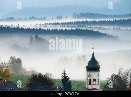 Clocher de l'église de Aidling avec morning mist, Aidlinger Höhe, municipalité de Riegsee, Pfaffenwinkel, Haute-Bavière, Bavière, Allemagne Banque D'Images