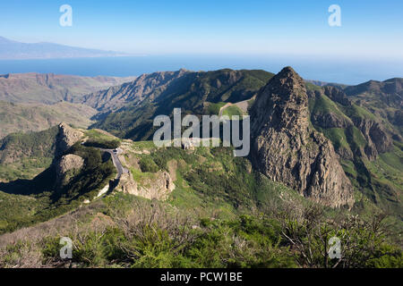 Roque de Agando avec high road, vue depuis le Mirador del Morro de Agando, Parc National de Garajonay, La Gomera, Canary Islands, îles de Canaries, Espagne Banque D'Images