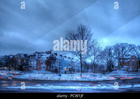 Rond-point de neige suis Stern avec de vieilles maisons au crépuscule de Schwachhausen, Brême, Allemagne, Europe Banque D'Images