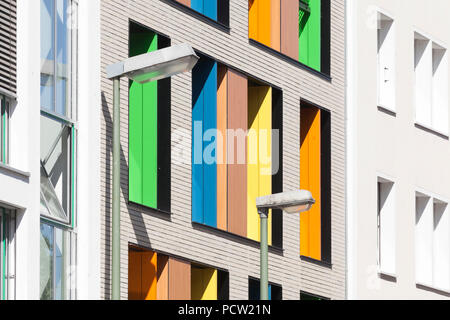 Rangée de fenêtres colorées, immeuble de bureaux moderne et colorée, Osnabrück, Basse-Saxe, Osnabrück, Allemagne, Europe Banque D'Images