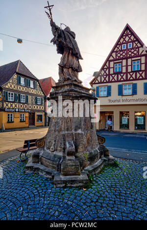 Monument, Nepomuk, façade de maison, allée, Vieille Ville, Bad Staffelstein, Franconia, Bavaria, Germany, Europe Banque D'Images