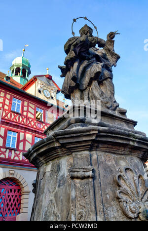 Monument, Nepomuk, façade de maison, allée, Vieille Ville, Bad Staffelstein, Franconia, Bavaria, Germany, Europe Banque D'Images