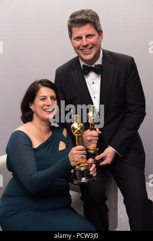 HOLLYWOOD, CA - le 22 février : Anna Pinnock pour Décors et Adam Stockhausen pour le dessin de production posent des coulisses avec l'Oscar® à la conception artistique, pour travailler sur "The Grand Budapest Hotel" pendant la diffusion de l'ABC en direct 87e Oscars® au Dolby® Theatre à Hollywood, CA le Dimanche, Février 22, 2015. Banque D'Images