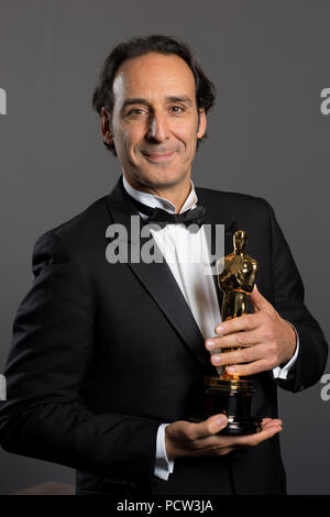 HOLLYWOOD, CA - le 22 février : Alexandre Desplat pose des coulisses avec l'Oscar® de la meilleure musique écrite pour le cinéma (Original score), pour travailler sur "The Grand Budapest Hotel" pendant la diffusion de l'ABC en direct 87e Oscars® au Dolby® Theatre à Hollywood, CA le Dimanche, Février 22, 2015. Banque D'Images