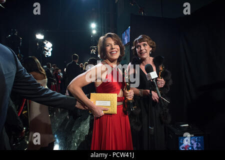 HOLLYWOOD, CA - le 22 février : Ellen Kent Goosenberg et Dana Perry backstage avec l'Oscar® du meilleur court métrage documentaire sous réserve, pour les travaux sur la Hotline d'anciens combattants : "Appuyez sur 1" pendant la diffusion de l'ABC en direct 87e Oscars® au Dolby® Theatre à Hollywood, CA le Dimanche, Février 22, 2015. Banque D'Images