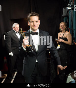 HOLLYWOOD, CA - le 22 février : Graham Moore backstage avec l'Oscar® du scénario adapté, pour un travail sur "l'Imitation Jeu" pendant la diffusion de l'ABC en direct 87e Oscars® au Dolby® Theatre à Hollywood, CA le Dimanche, Février 22, 2015. Banque D'Images